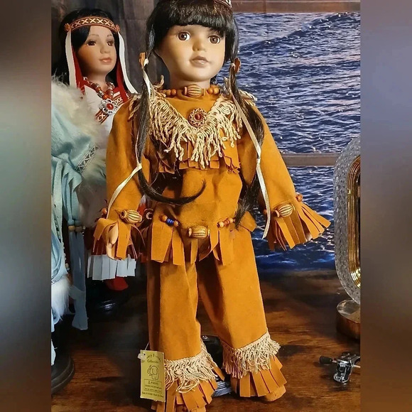 AMERICA INDIAN TRADITIONAL Heritage collectable porcelain doll 15" high/wstand - Picture 3 of 11